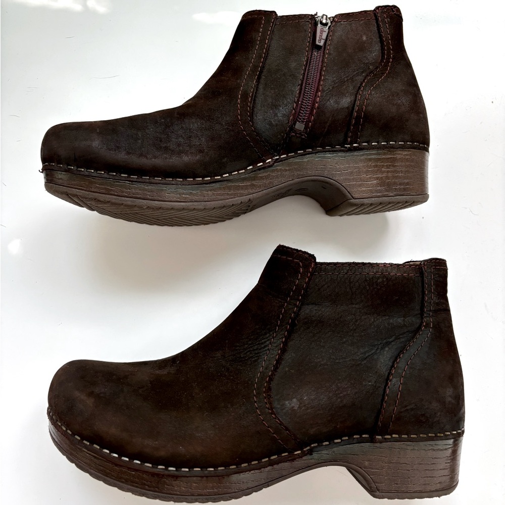 Dansko Barbra women’s 40 zipper ankle boots- booties, platform heel.